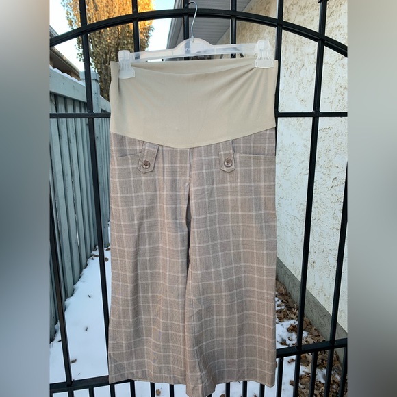 Two pairs of maternity pants. 3/4 length - Picture 7 of 7